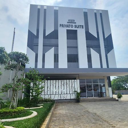 Oyo 2816 Privato Suite Kembaran Buitenkant foto