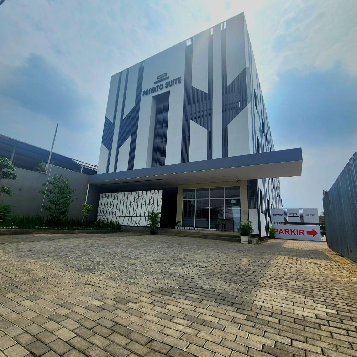 Oyo 2816 Privato Suite Kembaran Buitenkant foto