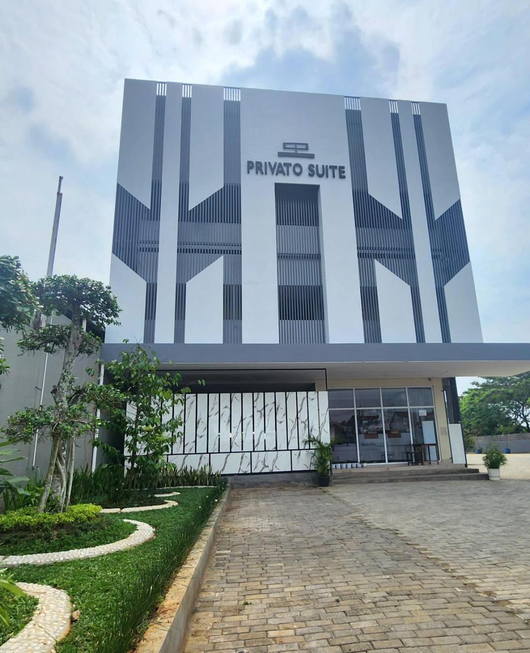 Oyo 2816 Privato Suite Kembaran Buitenkant foto